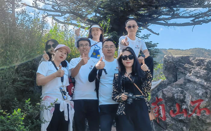 登上山頂?shù)膯T工合照.png